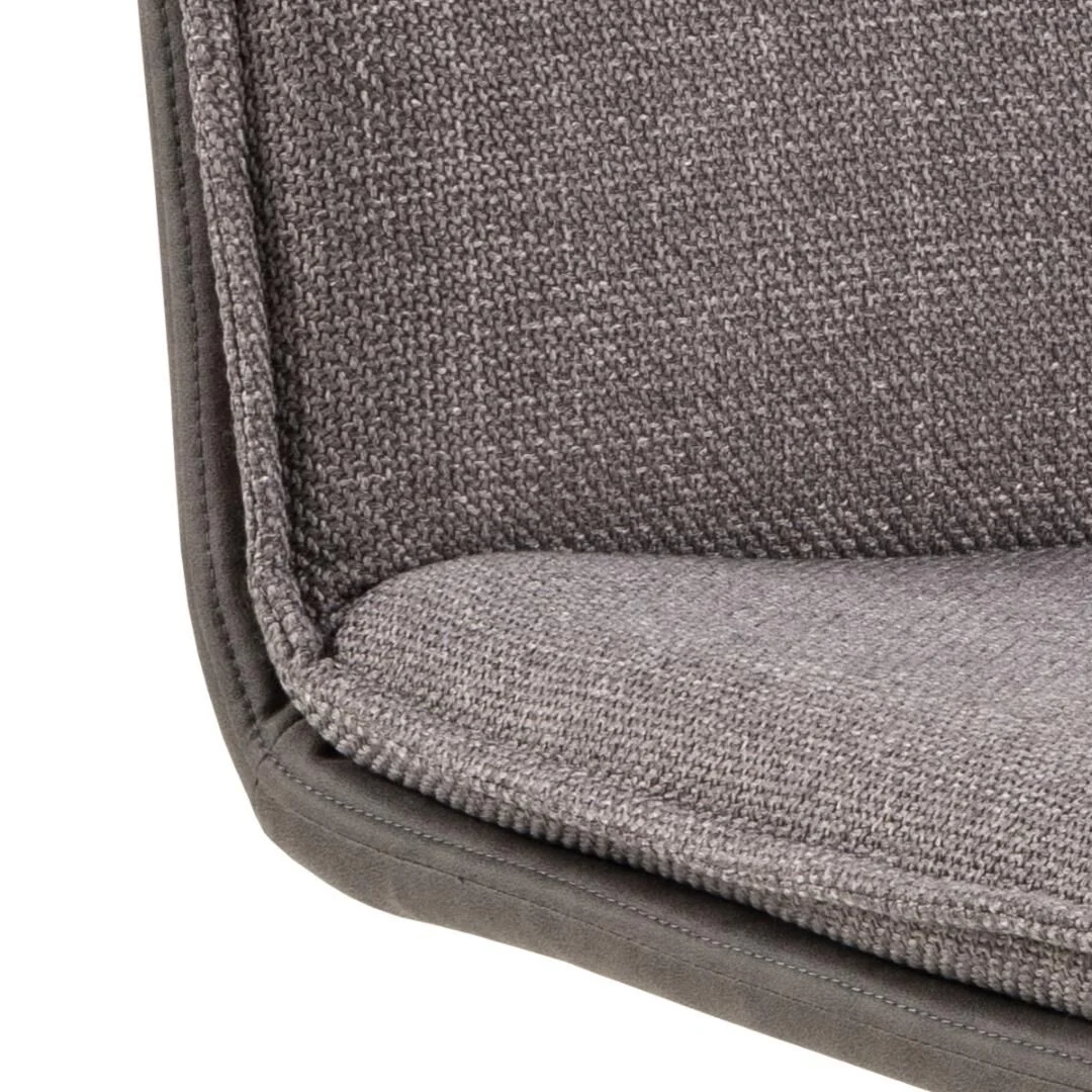 Flynn eetkamerstoel, detailopname van de grijze stoffen bekleding.