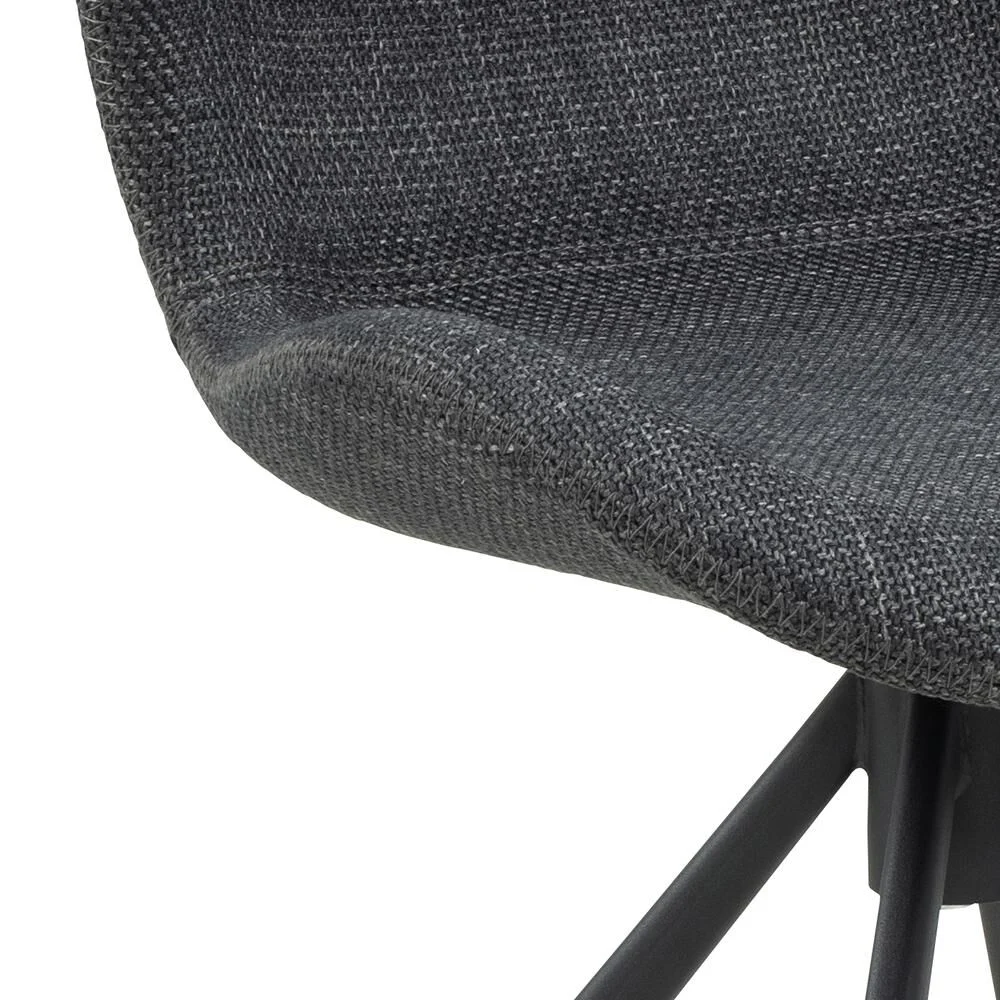 Batilda -A1 eetkamerstoel detail: Grijze stoffen bekleding en zwart metalen frame.