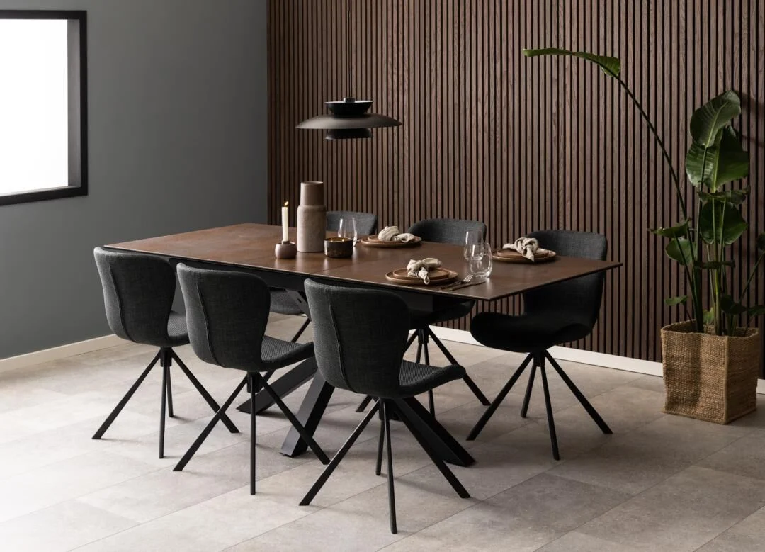 Eetkamer met tafel en zes stoelen, waaronder Batilda -A1 eetkamerstoelen (set van 2)