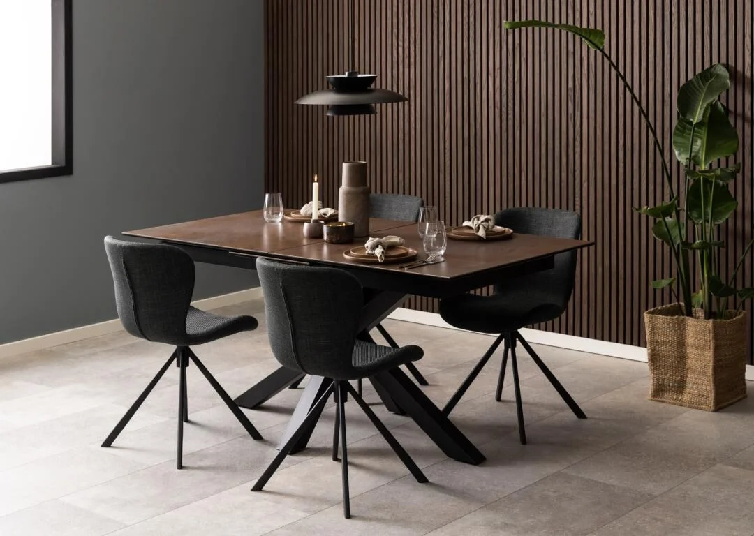 Eetkameropstelling met Batilda -A1 eetkamerstoelen, tafel, hanglamp en decoratie. Stijlvol en modern interieur.