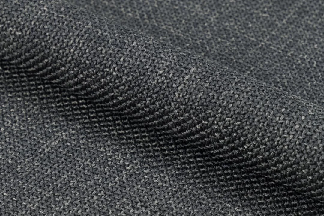 Batilda -A1 eetkamerstoel (set van 2): Detailopname van de grijze stoftextuur van de stoel.