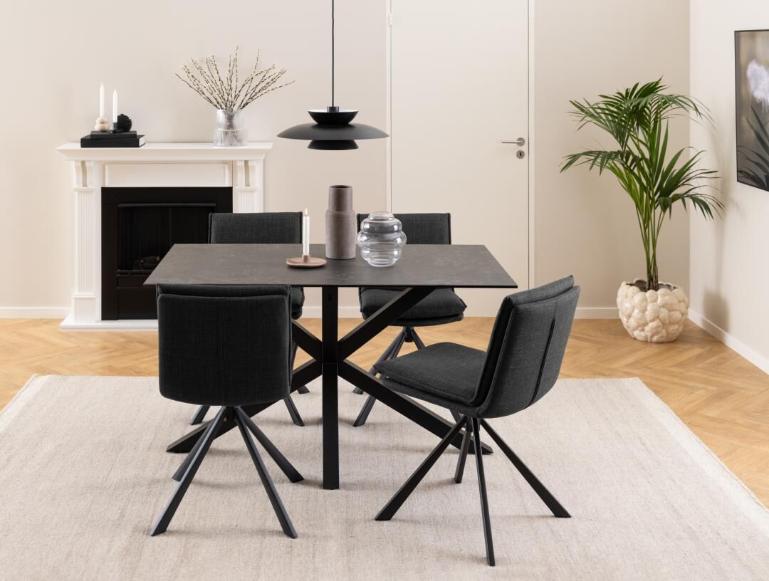 Flynn eetkamerstoel aan vierkante eettafel in een modern interieur.