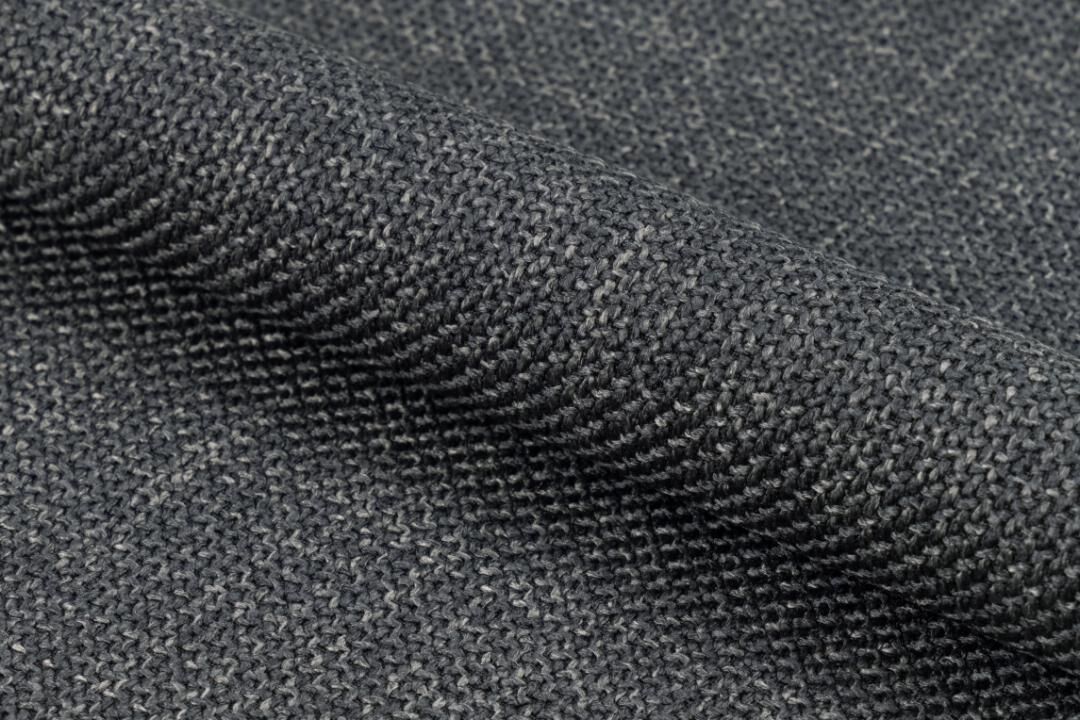 Flynn eetkamerstoel: detailopname van grijze stof met textuurweefsel.