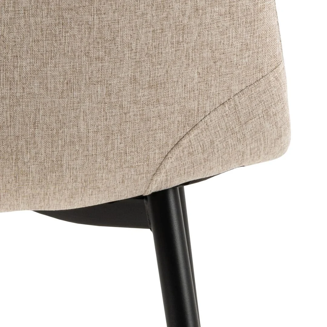 Celia eetkamerstoel: beige stoffen bekleding met zwarte poten.