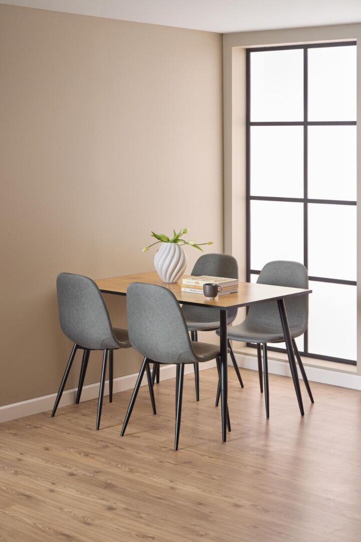 Celia eetkamerstoel (set van 4) aan een houten eettafel met grijze stoelen.