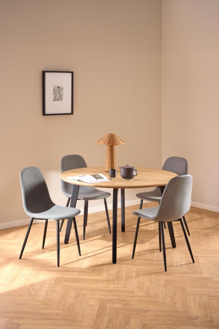 Ronde houten eettafel met vier grijze Celia eetkamerstoelen (set van 4).