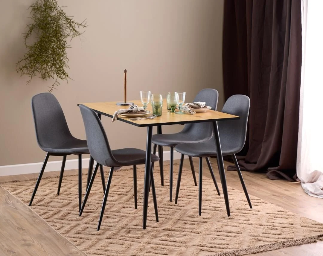 Celia eetkamerstoel (set van 4) rondom houten eettafel met gedekte borden.
