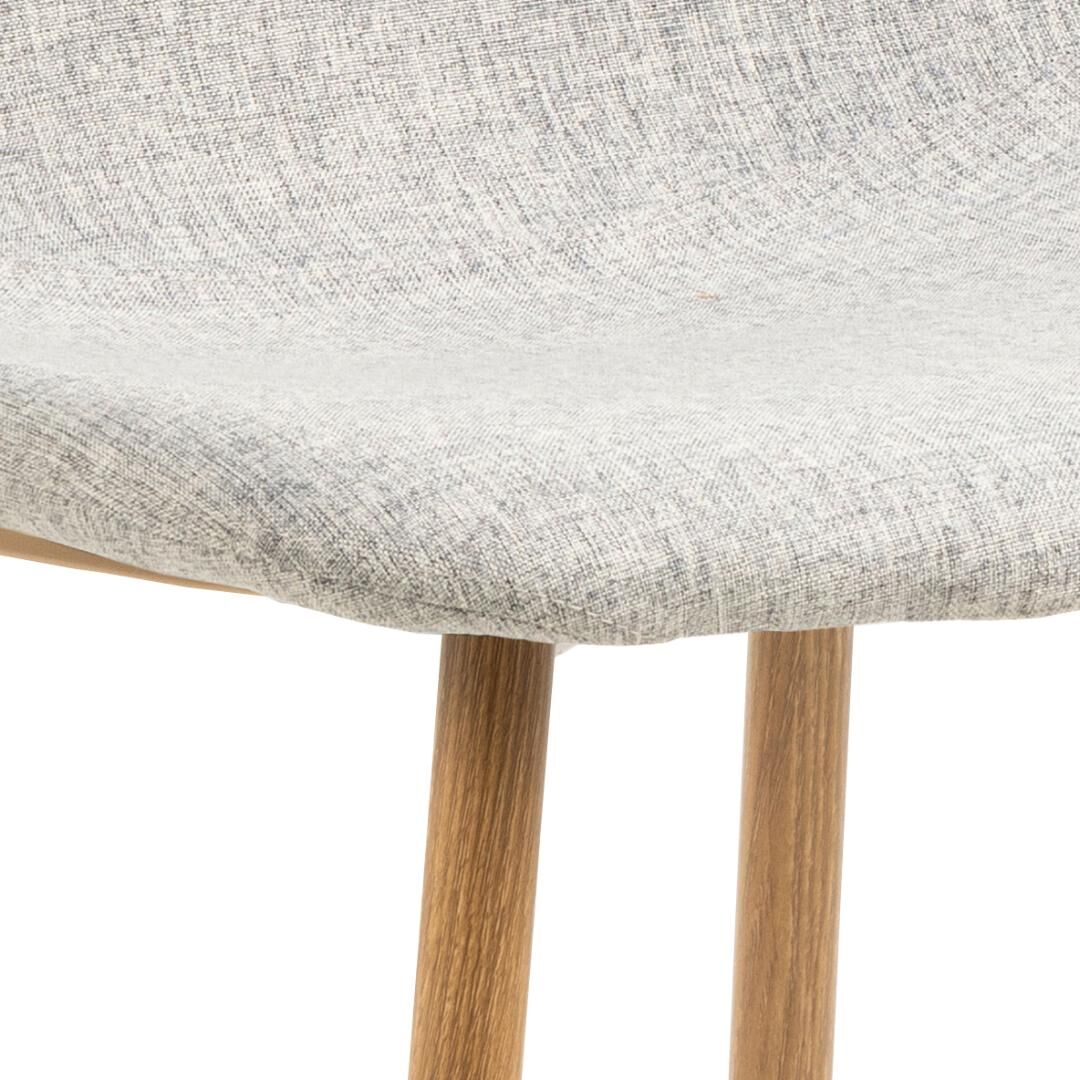 Celia eetkamerstoel: detailopname van grijze stoffen zitting met houten poten.