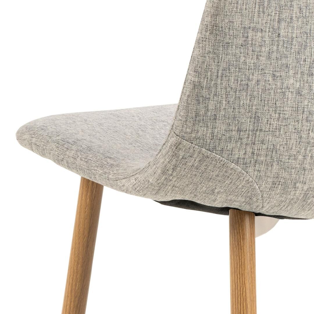 Celia eetkamerstoel: grijze stoffen stoel met houten poten.