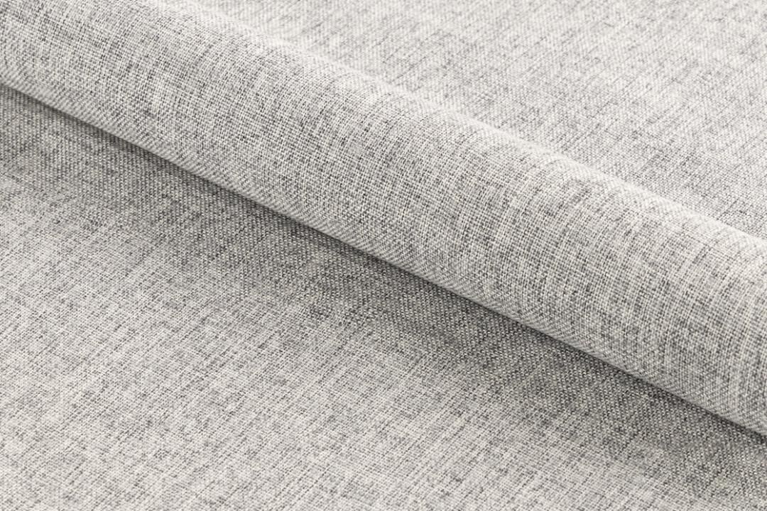 Lichtgrijze stof van de Celia eetkamerstoel (set van 4), close-up van de fijne weefstructuur.