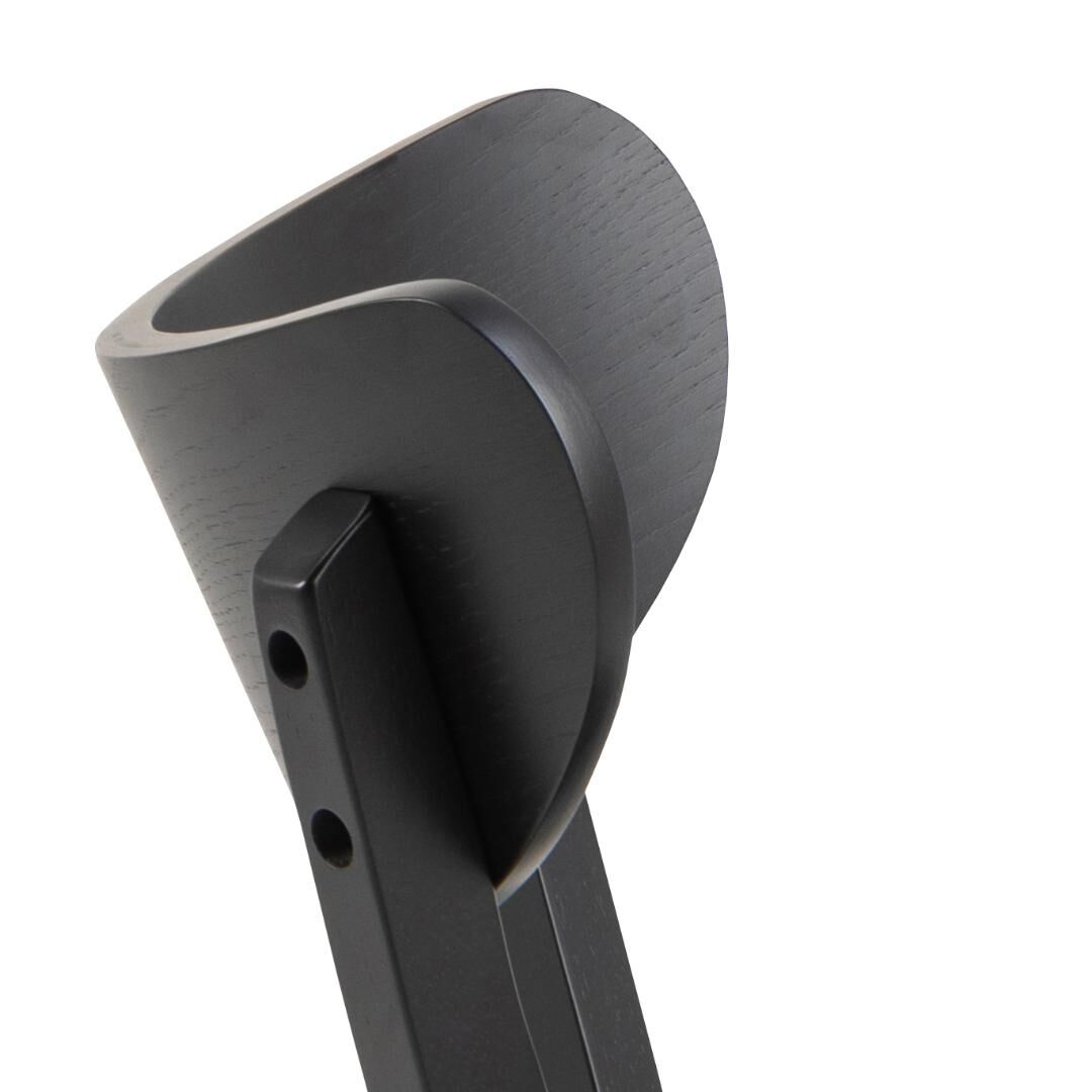 Zicht op de zwarte houten rugleuning van de Roxby eetkamerstoel (set van 2).