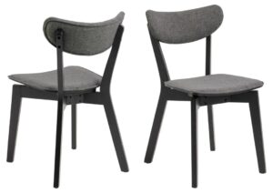 Roxby eetkamerstoel (set van 2): Grijze gestoffeerde stoelen met zwart houten frame.
