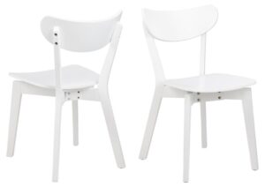 Roxby eetkamerstoel (set van 2): Witte houten eetkamerstoelen met gebogen rugleuning.