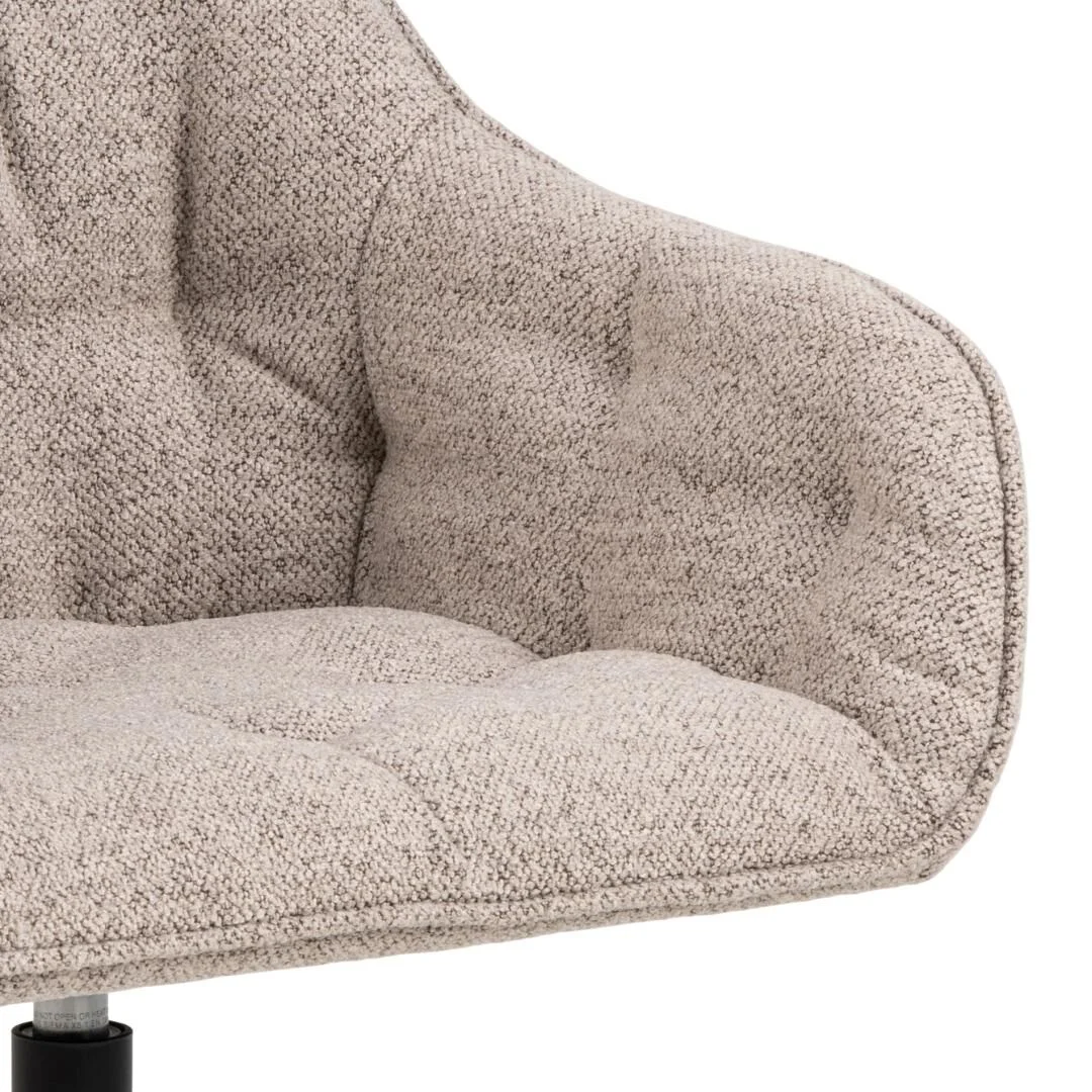 Brooke eetkamerstoel met armleuning: Beige gestoffeerde stoel met comfortabele armleuningen.