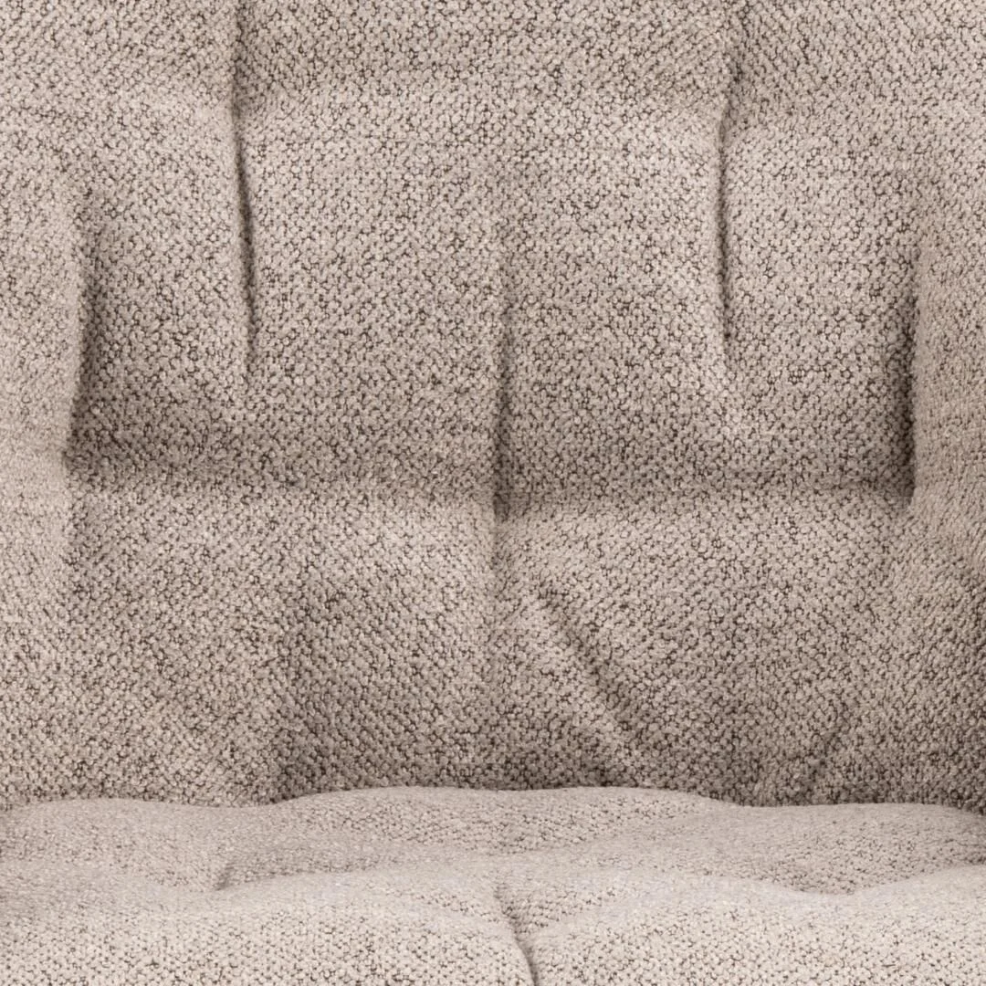 Brooke eetkamerstoel met armleuning: close-up van de beige stoffen bekleding met subtiele textuur en verticale stiksels.