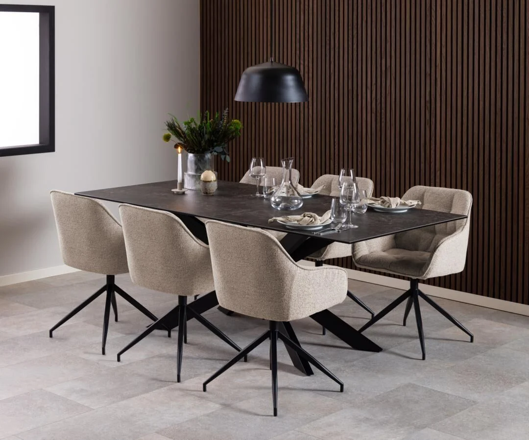 Eettafel met zes Brooke eetkamerstoelen met armleuning in een moderne eetkamer.