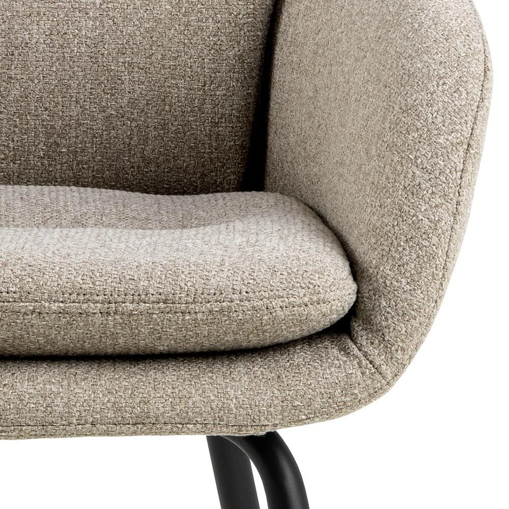 Dora eetkamerstoel met armleuning: Beige stoffering, comfortabele zitting en zwarte poten.