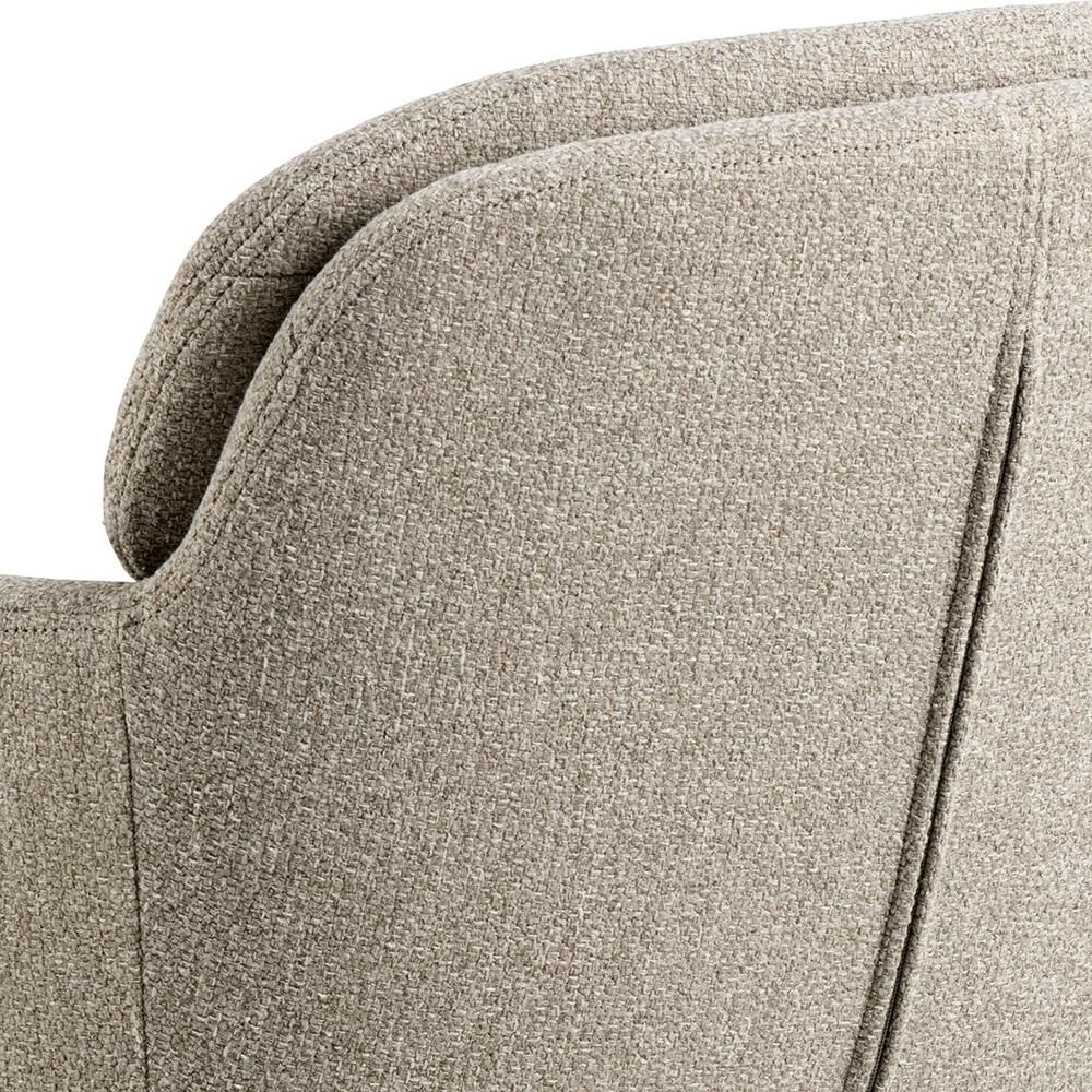 Dora eetkamerstoel met armleuning: close-up van beige stoffen bekleding.