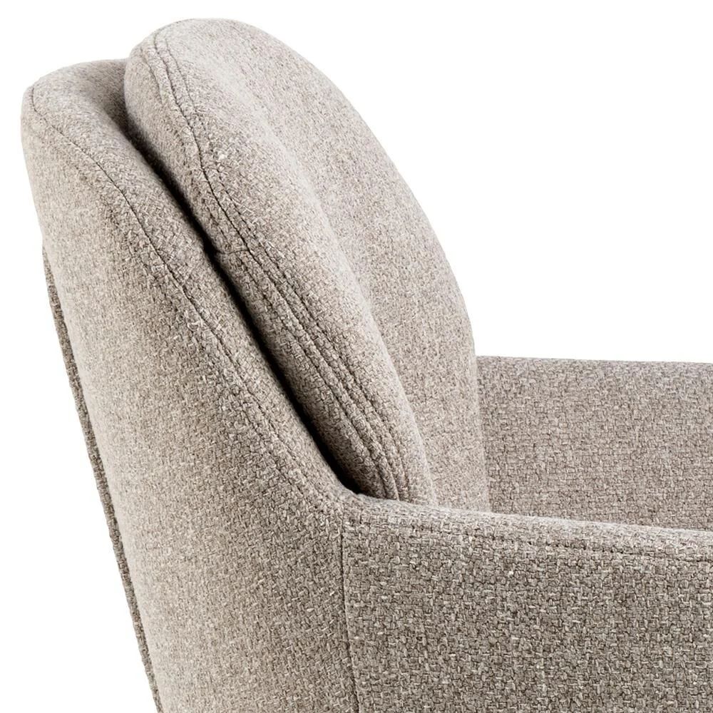 Dora eetkamerstoel met armleuning: Beige gestoffeerde stoel met gebogen rugleuning.