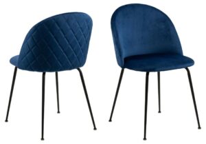 Louise eetkamerstoel (set van 2): Blauwe velvet stoelen met zwarte metalen poten, één met een gewatteerde rug