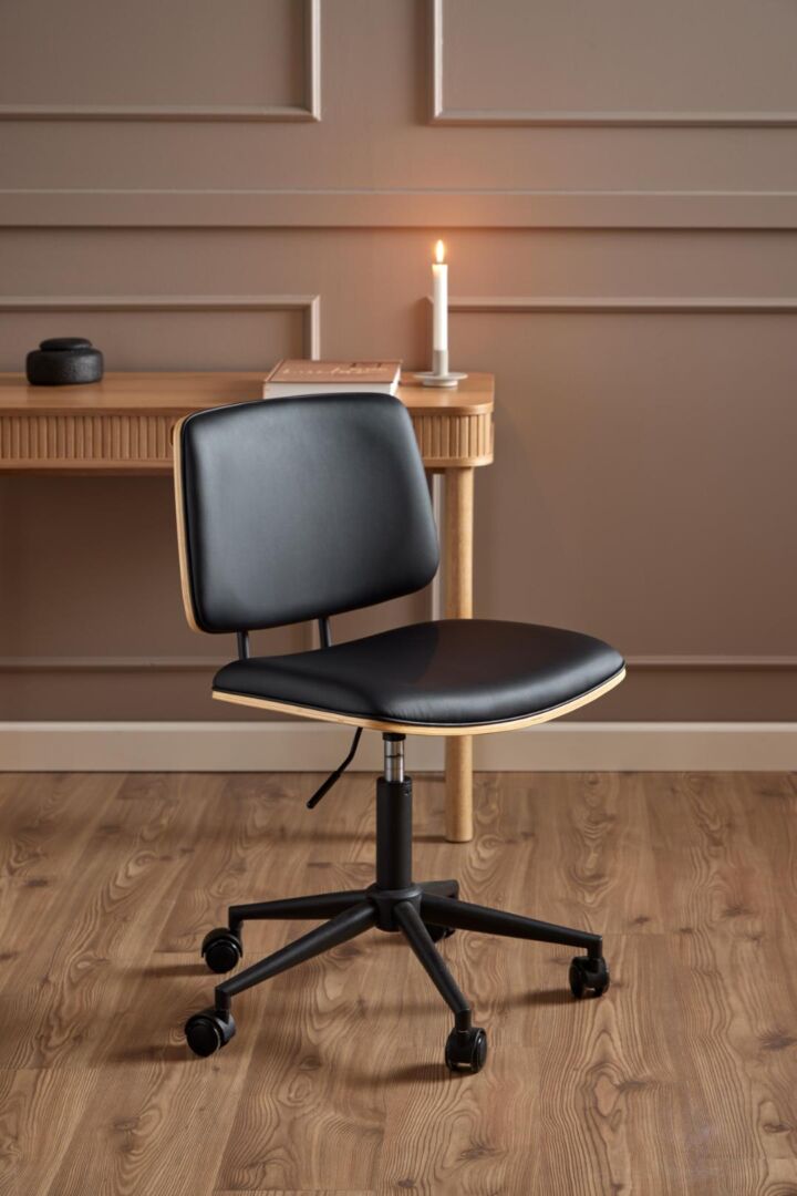 Owen bureaustoel: Zwarte bureaustoel met wielen en houten accenten.