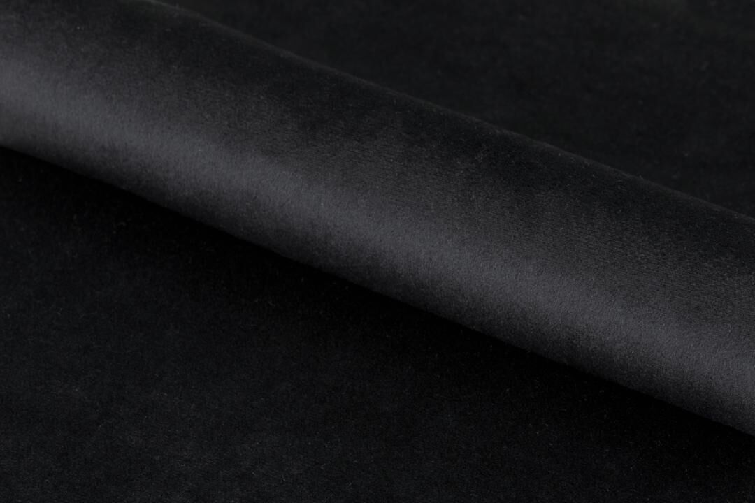 Zwart velvet stofdetail van de Ranja eetkamerstoel met armleuning (set van 2).