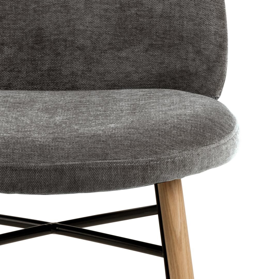 Sophia eetkamerstoel detail: grijze stoffen zitting en rugleuning met houten poten en zwart metalen frame