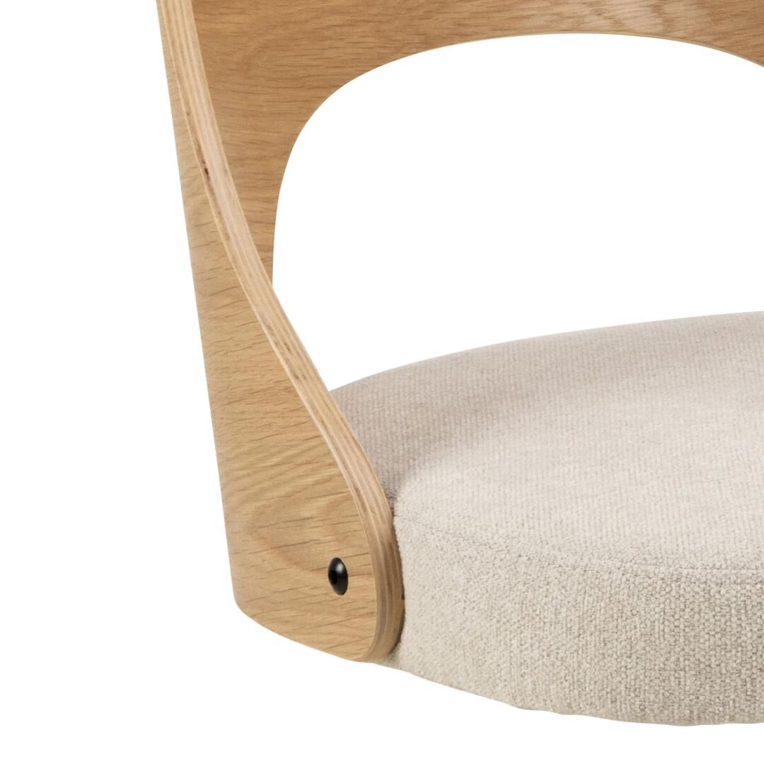 Lucy eetkamerstoel: Detailopname van houten stoel met crèmekleurige zitting.