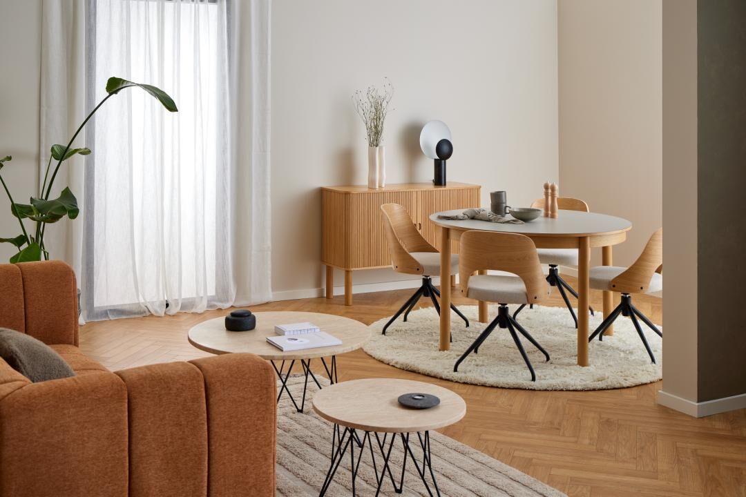 Moderne eetkamer met ronde tafel en vier Lucy eetkamerstoelen.