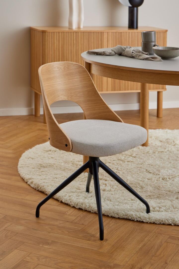 Lucy eetkamerstoel: Houten rug, grijze zitting en zwarte metalen poten.