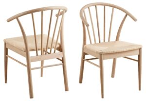 Cassandra eetkamerstoel met armleuning (set van 2): lichte houten stoelen met geweven zitting en gebogen rugleuning.