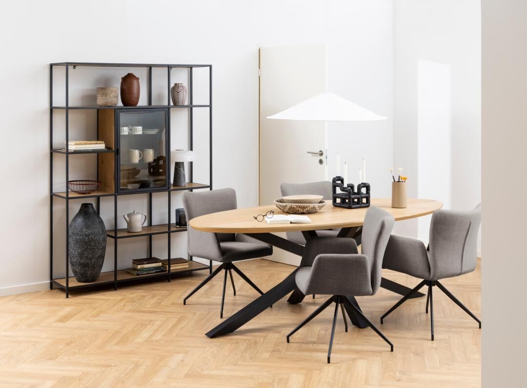 Laura eetkamerstoel met armleuning (set van 2) aan ovale eettafel in lichte eetkamer.