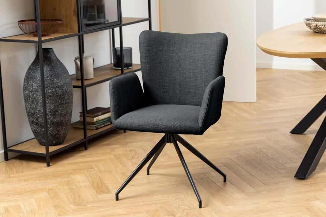 Laura eetkamerstoel met armleuning: grijze gestoffeerde stoel met zwart metalen onderstel.
