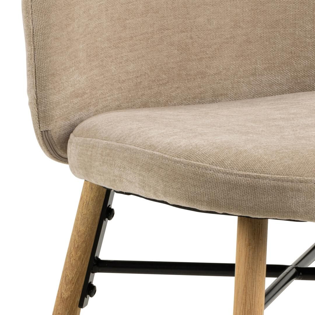 Sophia eetkamerstoel: Beige stoffen stoel met houten poten en zwart metalen frame.
