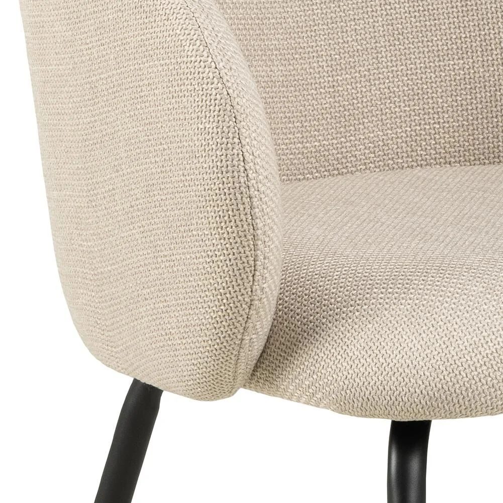 Eetkamerstoel Eleanor met armleuning: beige stoel met zwarte poten.