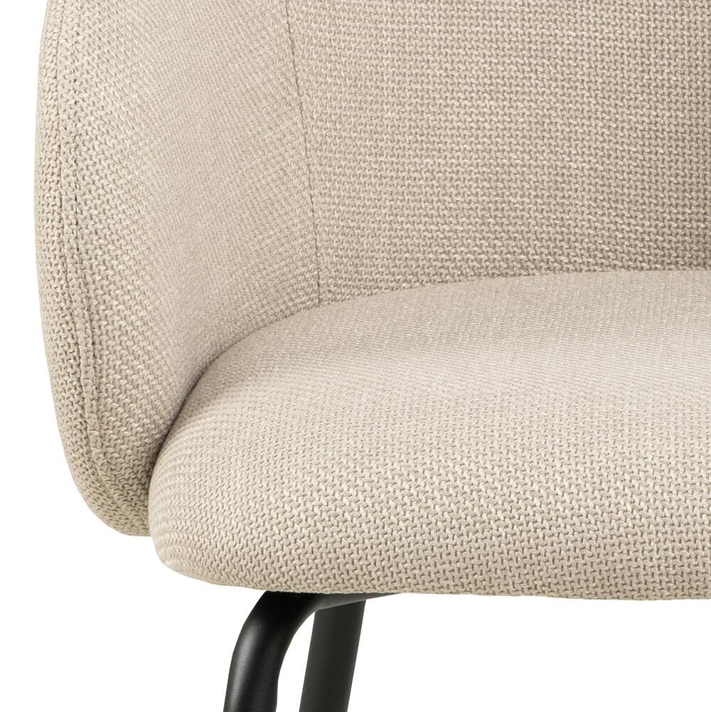 Eetkamerstoel Eleanor met armleuning, beige stof, detailopname van de zitting en armleuning.