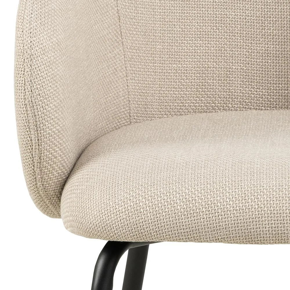 Eetkamerstoel Eleanor met armleuning, beige stof, detailopname van de zitting en armleuning.
