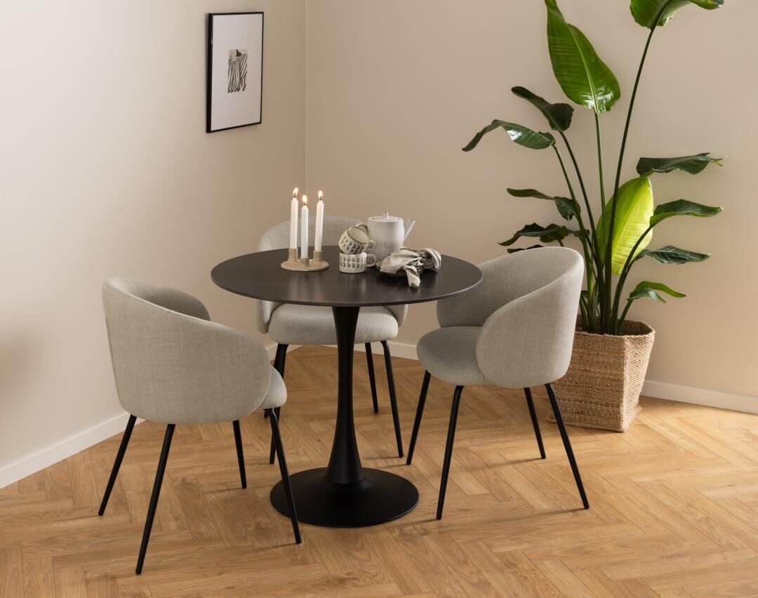 Ronde eettafel met drie Eleanor eetkamerstoelen met armleuning.