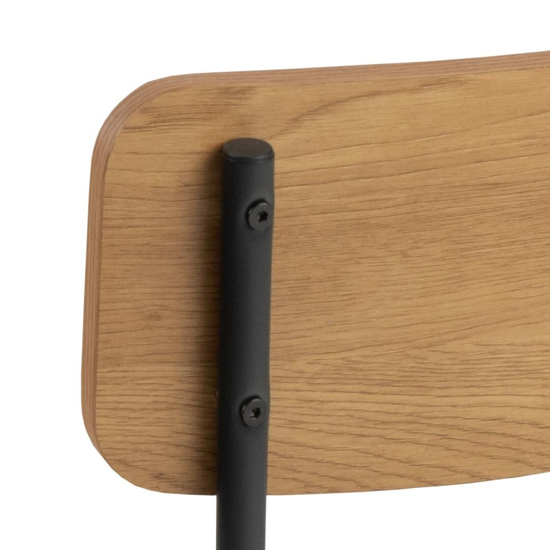 Detail van Peru eetkamerstoel: houten rugleuning met zwarte metalen steun.