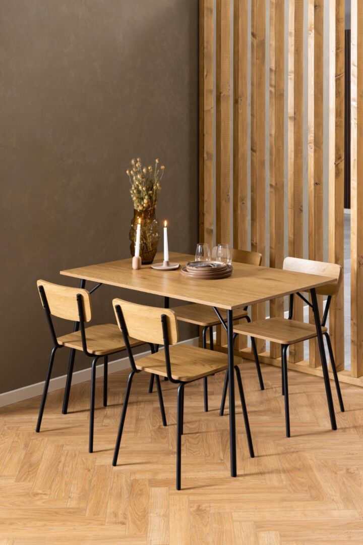 Peru eetkamerstoel (set van 4) aan houten eettafel. Moderne eetkamerstoelen met zwart metalen frame.