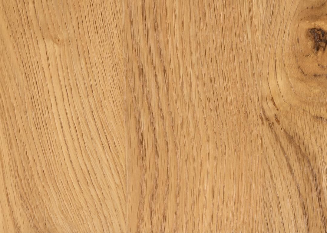 Peru eetkamerstoel (set van 4): detailopname van het houtnerfpatroon met natuurlijke knoesten en lijnen.