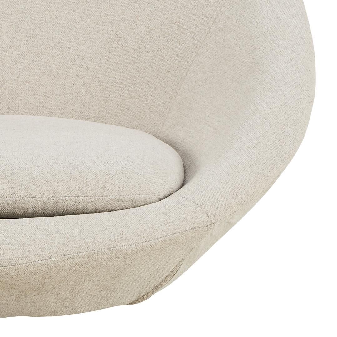 Beige midden-loungestoel met armleuning, detailopname van de zitting.