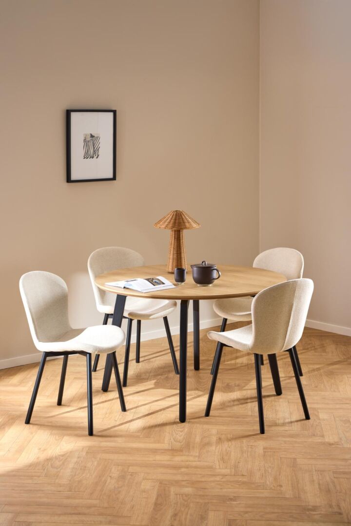 Ronde houten eettafel met vier Esra eetkamerstoelen. Stijlvol en modern design voor de eetkamer.