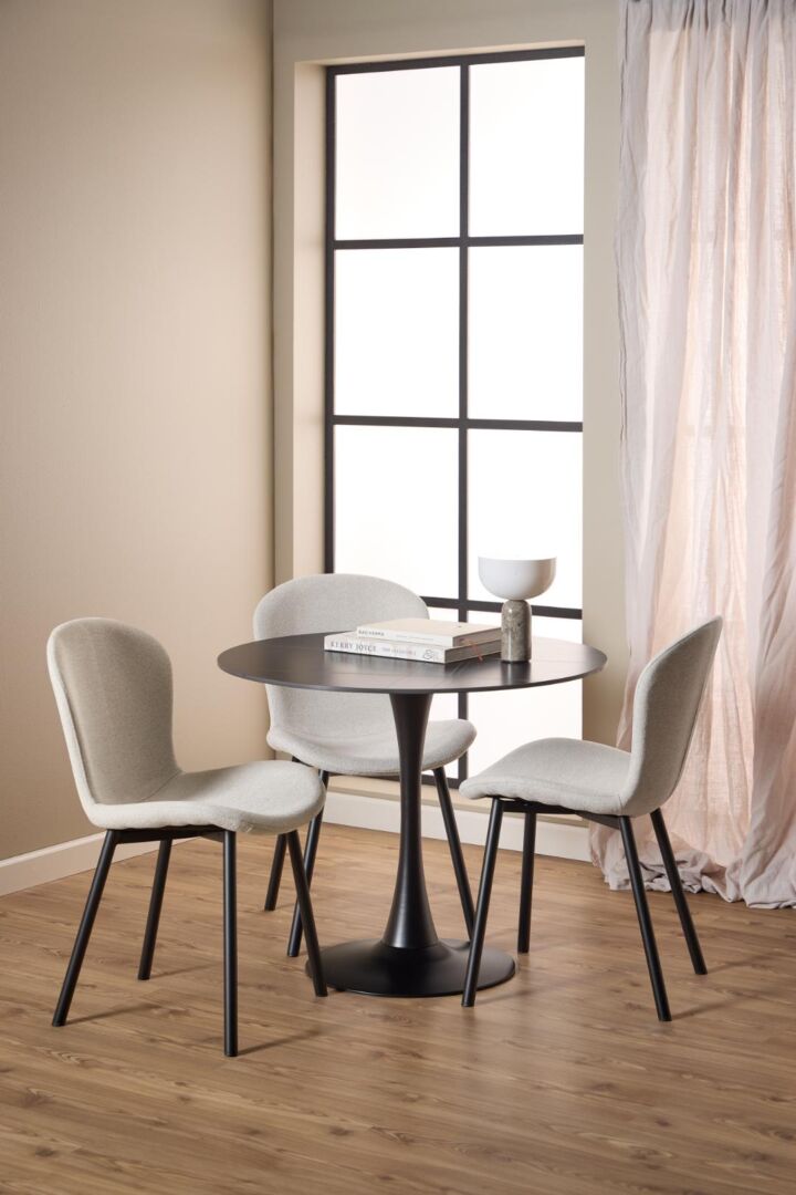 Esra eetkamerstoel (set van 2) bij een ronde eettafel, moderne eetkamerstoelen.