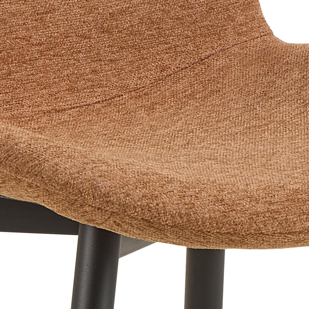 Esra eetkamerstoel: detail van de bruine, stoffen zitting en zwarte poten.