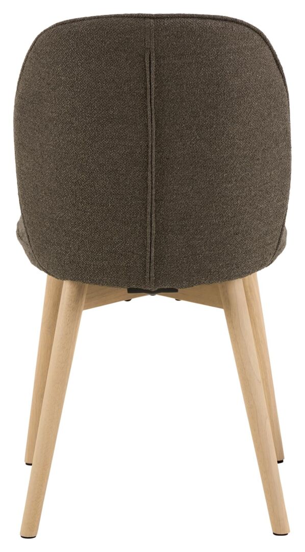 Cindy eetkamerstoel: Bruine stoffen eetkamerstoel met lichte houten poten.