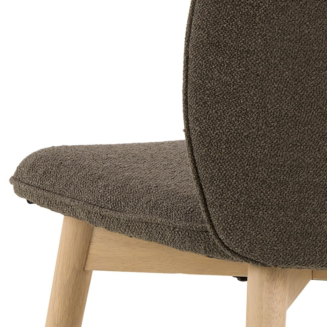 Cindy eetkamerstoel (set van 2): Detailopname van de stoffering en houten poten.