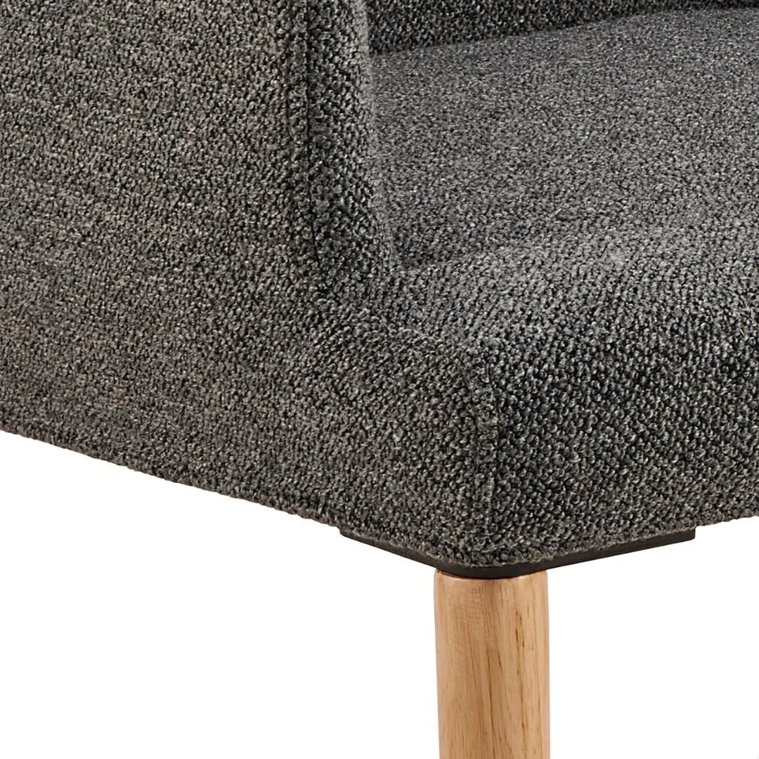 Zoe eetkamerstoel met armleuning: Grijze gestoffeerde stoel met houten poten.