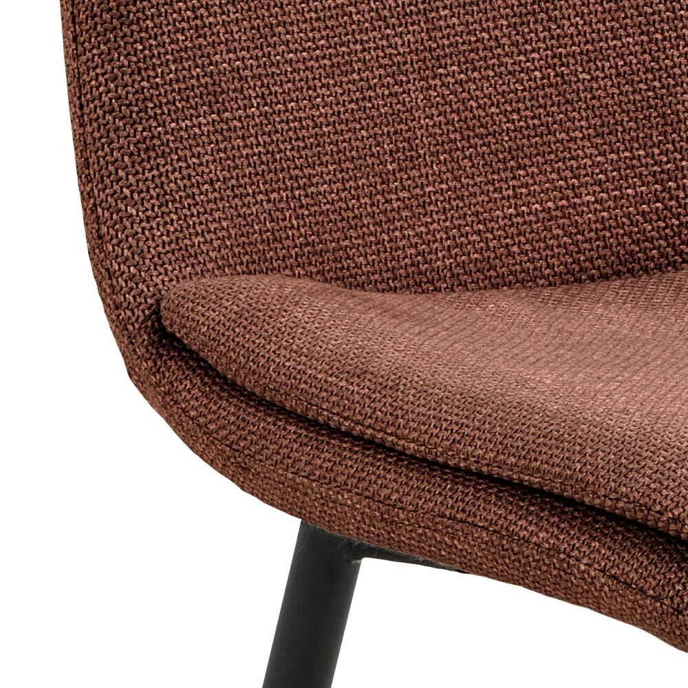 Becca eetkamerstoel: Detailopname van bruine eetkamerstoel met geweven stoffen bekleding.