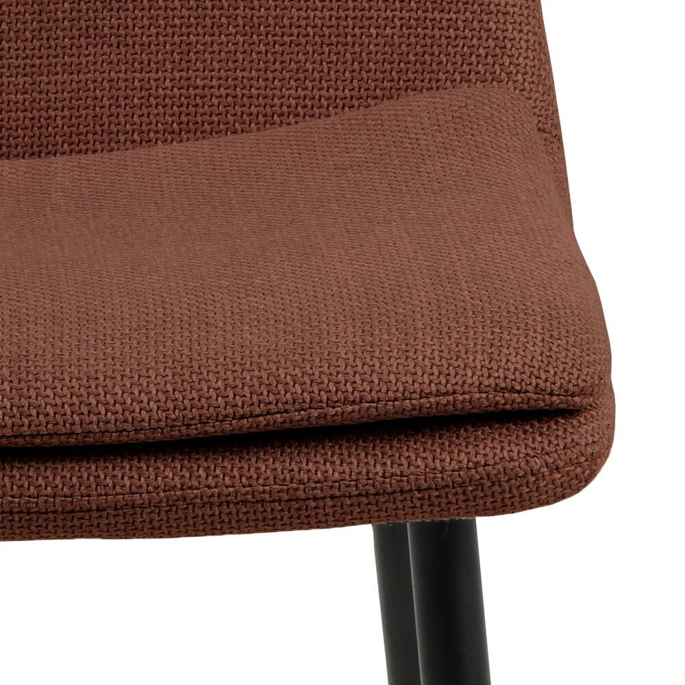 Becca eetkamerstoel (set van 4): Detailopname van de bruine stoffen zitting met zwarte poten.
